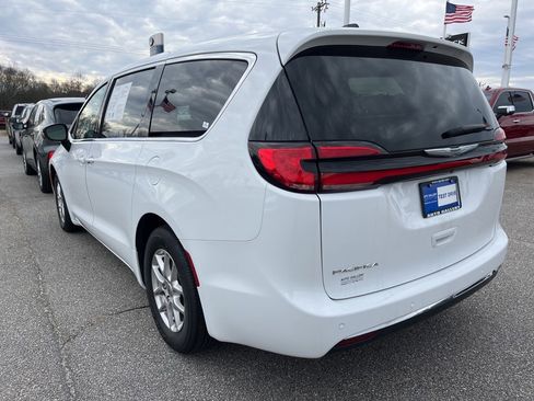Used 2024 Chrysler Pacifica Touring-L image 7