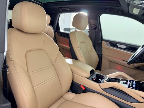 Certified 2024 Porsche Cayenne AWD/4WD image 30