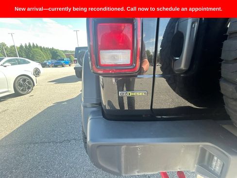 Used 2022 Jeep Wrangler Unlimited Rubicon w/ Cold Weather Group AWD/4WD image 9
