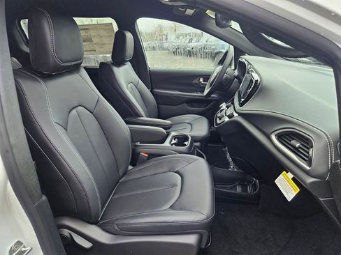 New 2026 Chrysler Pacifica Select FWD image 22