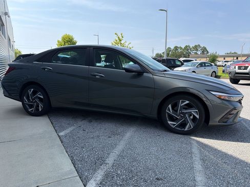 Used 2025 Hyundai Elantra SEL w/ Cargo Package FWD image 6
