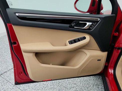 Used 2024 Porsche Macan image 11