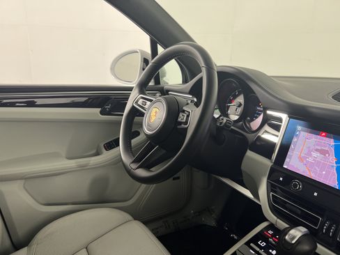 Certified 2024 Porsche Macan AWD/4WD image 12