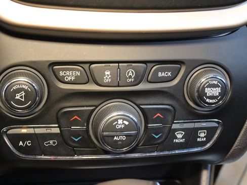 Used 2018 Jeep Cherokee Trailhawk AWD/4WD image 27