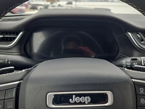 Used 2023 Jeep Grand Cherokee Altitude image 16