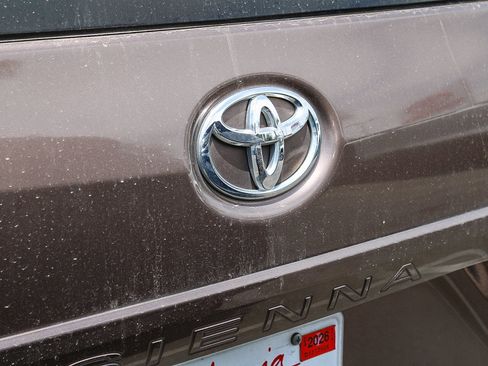 Used 2018 Toyota Sienna XLE w/ XLE Navigation Package FWD image 10