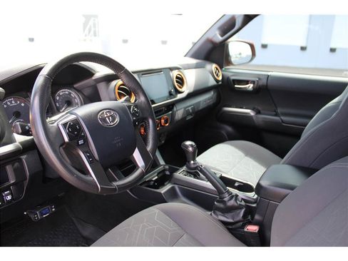 Used 2017 Toyota Tacoma TRD Sport w/ Premium & Technology Package AWD/4WD image 9