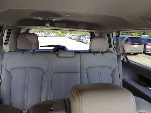 Used 2024 Jeep Wagoneer L Series II w/ Flexible Seating Group RWD image 28