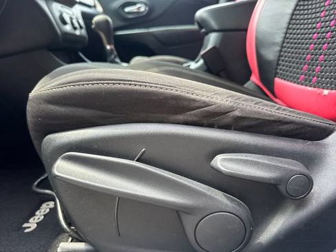 Used 2015 Jeep Cherokee Sport FWD image 14