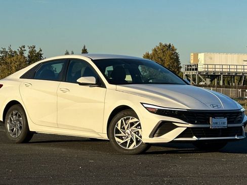 Used 2026 Hyundai Elantra Hybrid FWD image 2