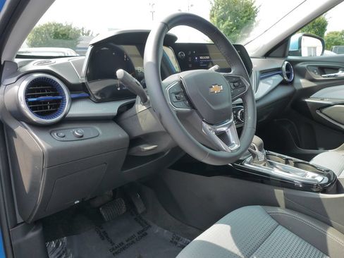 Used 2025 Chevrolet Trax LT w/ LT Convenience Package FWD image 22