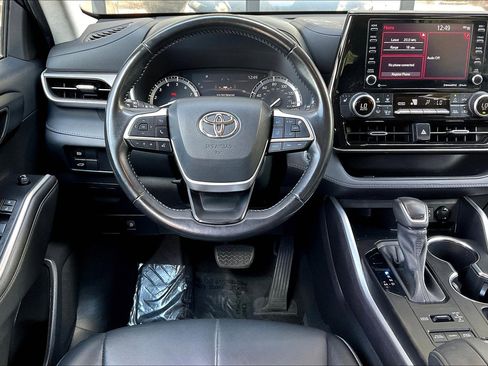 Used 2022 Toyota Highlander XLE image 5