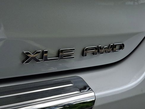 Used 2023 Toyota Highlander XLE AWD/4WD image 30