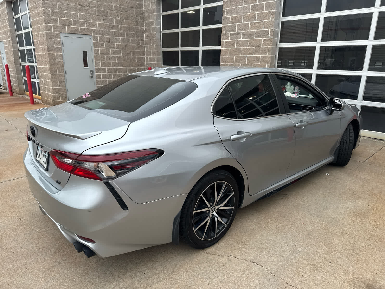 Used 2023 Toyota Camry SE FWD image 3