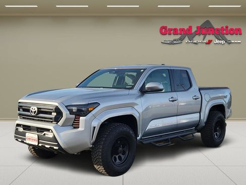 Used 2025 Toyota Tacoma SR5 image 3