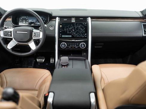 Used 2024 Land Rover Discovery Dynamic SE image 10