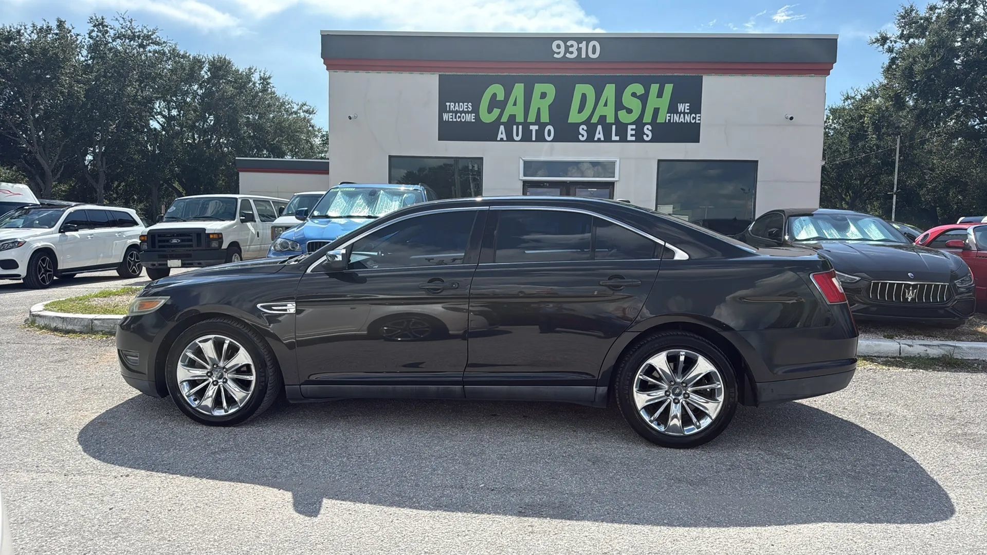 Used 2010 Ford Taurus Limited FWD image 2