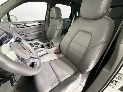 Certified 2023 Porsche Cayenne Platinum Edition image 5