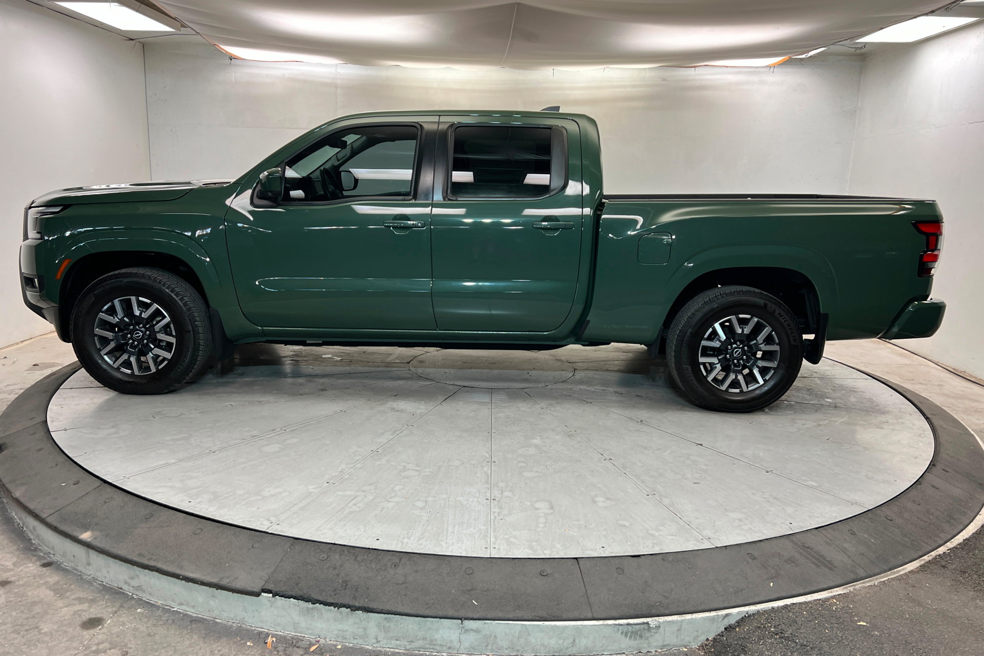 Used 2025 Nissan Frontier SL AWD/4WD image 2