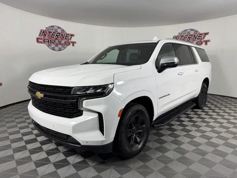 Used 2023 Chevrolet Suburban Premier AWD/4WD image 3