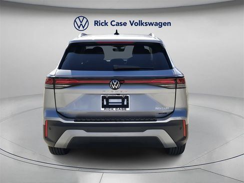 Certified 2025 Volkswagen Tiguan SE w/ Panoramic Sunroof Package image 5