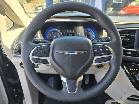 Used 2019 Chrysler Pacifica Touring Plus FWD image 24