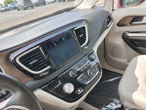Used 2018 Chrysler Pacifica Touring-L w/ Premium Audio Group FWD image 28