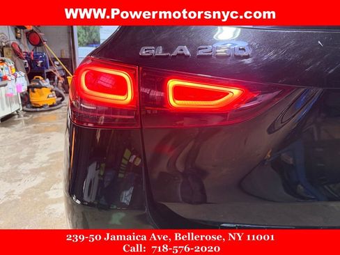 Used 2021 Mercedes-Benz GLA 250 4MATIC w/ Premium Package image 11