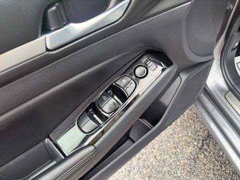 Used 2025 Nissan Altima 2.5 SL FWD image 12