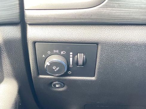Used 2019 Jeep Grand Cherokee Laredo w/ 18" Wheel & 8.4" Radio Group AWD/4WD image 14