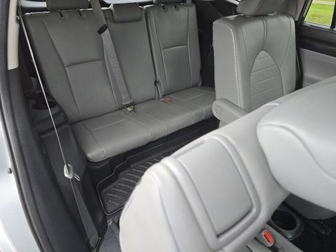 Used 2021 Toyota Highlander XLE FWD image 28