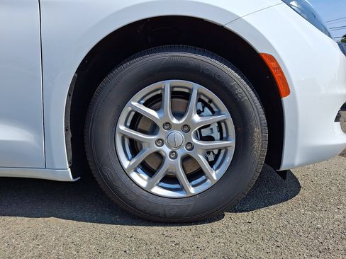 New 2027 Chrysler Pacifica LX FWD image 5
