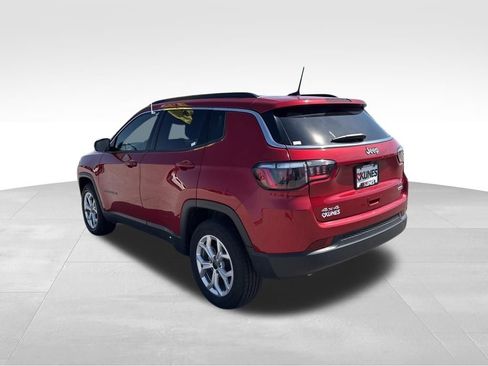 Used 2025 Jeep Compass Latitude image 7