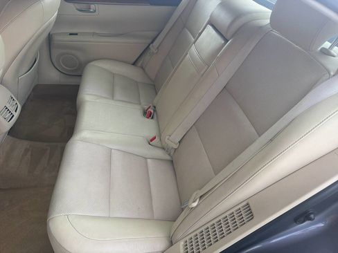 Used 2014 Lexus ES 300h w/ Luxury Package w/Bamboo Trim image 19