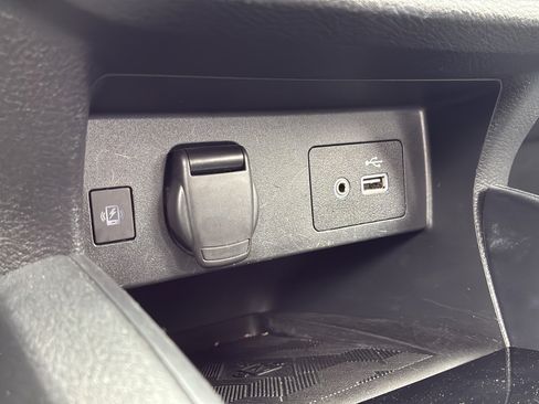 Used 2025 Nissan Versa SV FWD image 28