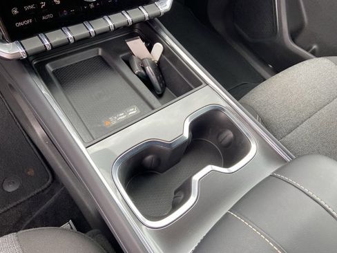 Used 2025 GMC Acadia Elevation image 38