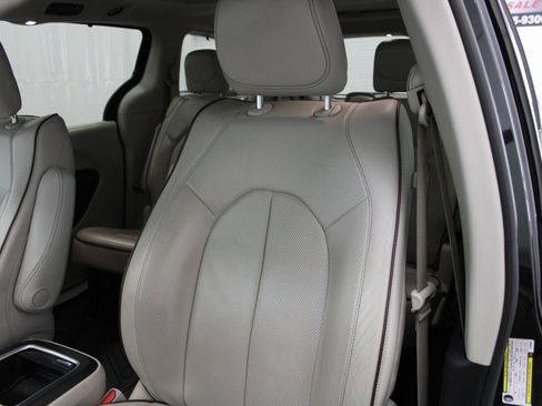 Used 2020 Chrysler Pacifica Limited image 18