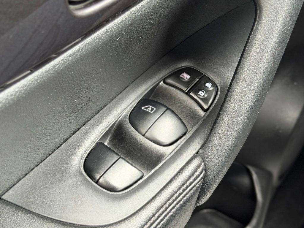 Used 2018 Nissan Rogue SV AWD/4WD image 19