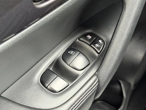Used 2018 Nissan Rogue SV AWD/4WD image 19