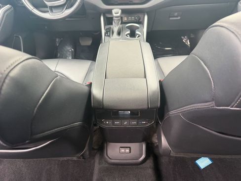 Used 2023 Toyota Highlander XLE AWD/4WD image 26