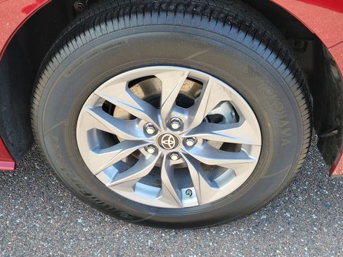 Used 2024 Toyota Sienna XLE image 5