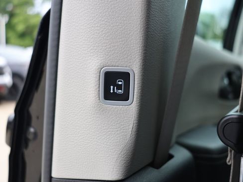 Used 2024 Chrysler Pacifica Touring-L FWD image 31