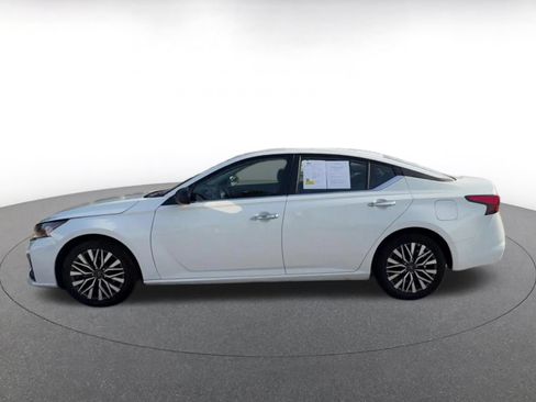 Used 2025 Nissan Altima 2.5 SV FWD image 9