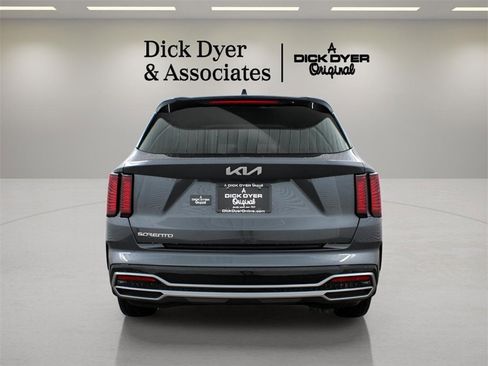 Used 2023 Kia Sorento EX w/ Panoramic Sunroof Package image 3