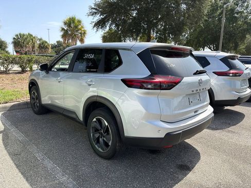 Used 2025 Nissan Rogue SV FWD image 2