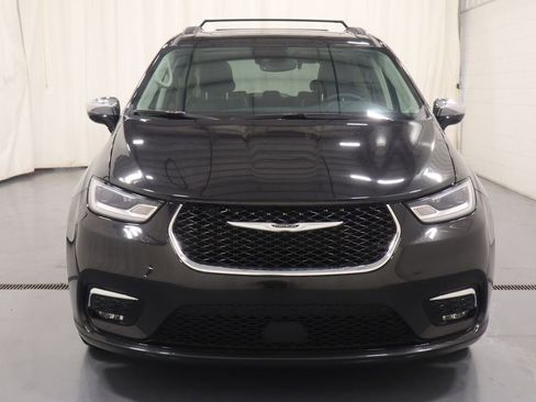 Certified 2023 Chrysler Pacifica Limited FWD image 4