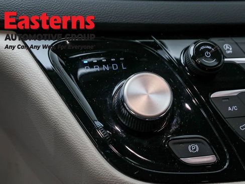 Used 2023 Chrysler Pacifica Touring-L image 13