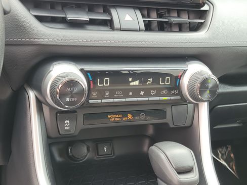 Used 2022 Toyota RAV4 LE AWD/4WD image 27