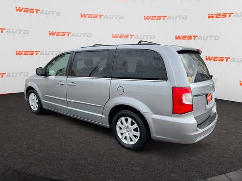 Used 2015 Chrysler Town & Country Touring image 3