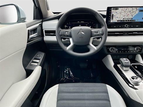 New 2025 Mitsubishi Outlander SE image 24